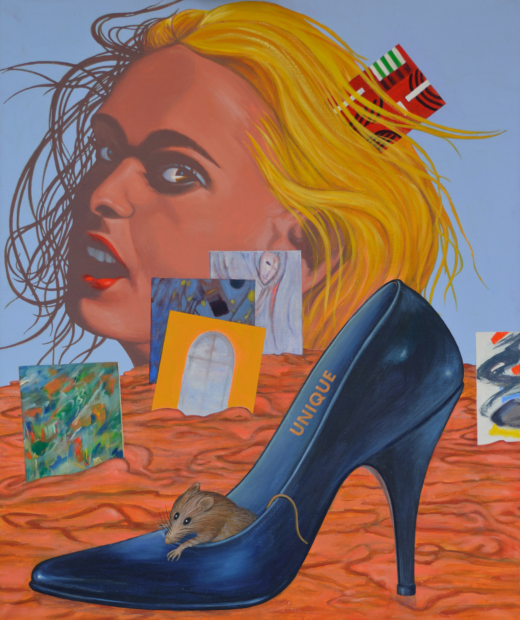 Maalaus, jossa taustalla vaalean naisen kasvot ja kasvojen edessä asioita kuten mustasta korkokengästä kurkistava hiiri.